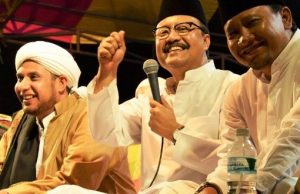 Bonek pun Shalawatan Bareng Gus Ipul