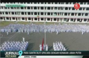 Para Santri Ikuti Upacara Dengan Kenakan Jubah Putih – Jurnal Utama