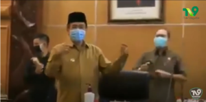 OMG, Para Anggota Dewan Ini Berjoget di Ruang Sidang? Bukan, Mereka Sedang Senam Covid