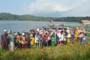 Peringatan 10 Muharram, Berwisata Bersama Anak Yatim