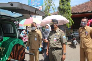 Tak Bermasker di Pasar, Warga Probolinggo Dikarantina Bersama Keranda Mayat