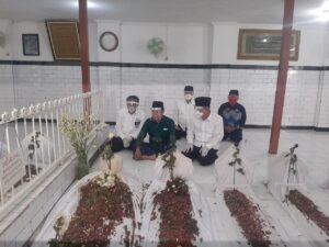 Sebelum ke KPU Machfud-Mujiaman Ziarah ke Sunan Bungkul