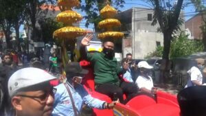 Naik Kereta Kencana Gus Yani-Bu Min Daftar di Hari Pertama