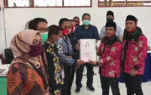 Daftar Pilkada sambil Kampanye, Salam-Ifan Bagikan Beras ke Masyarakat