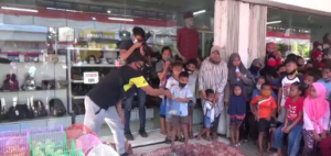 Rebut Simpati Ibu-Ibu, Hendy Bagi-bagi Anak Ayam kepada Anak-anak