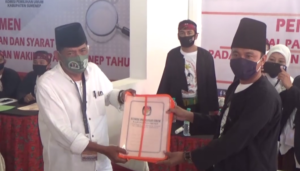 Hari Kedua Pendaftaran KPU, Gus Acing dan Mas Kiai Didampingi Para Kiai