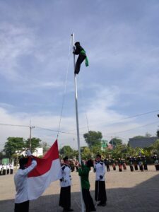 Adik Pagar Nusa Ini Panjat Tiang Bendera, Selamatkan Tali Terkait di Apel Hari Santri 2020