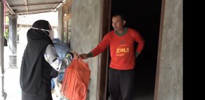 Kades Cantik Ini Bagi-Bagi Sembako untuk Warga