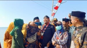 Kunjungi Desa Paliat Sumenep, Warga Berebut Selfie Bersama Achmad Fauzi