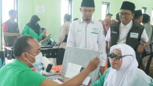 Jangkau 10 Kabupaten, Lazisnu dan Iropin Jatim Bagikan 10 Ribu Kacamata Gratis