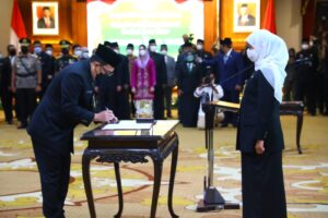Gubernur Khofifah Resmi Lantik Adhy Karyono Jadi Sekda Jawa Timur