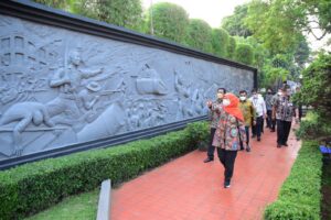 Sambut KTT G-20, Gubernur Jatim Minta Anjungan Jatim di TMII Dilengkapi Artificial Intelligence