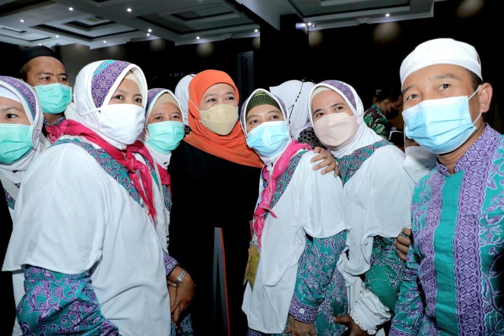 Sambut Kedatangan Kloter Pertama Jamaah Haji Debarkasi Surabaya Jatim, Khofifah Pantau Langsung Jalannya Skrining Kesehatan