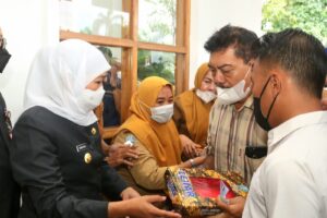 Gubernur Khofifah Bagikan 77 Ribu Bendera Merah Putih Gratis