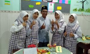 Tradisi Menghias Bubur Suro Dilestarikan SMP Mu’allimat NU Gresik Sejak 1986
