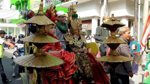 Gelar Parade Muharam Lintas Etnis, MINU Trate Putri Gresik Kenalkan Toleransi Beragama