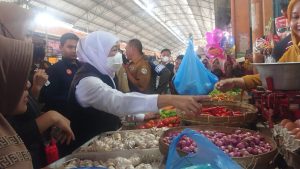 Ke Lamongan, Khofifah Blusukan di SPBN dan Pasar