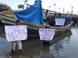 Demo di Atas Perahu, Puluhan Nelayan Protes Kelangkaan Solar di Sejumlah SPBU