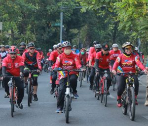 Peringati Hari Jantung Sedunia, Khofifah Gowes Bareng Dokter Jantung Se-Jatim