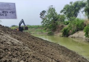 Bupati Ingin Gresik Zero Banjir, Delapan Alat Berat Terus Keruk Kali Lamong