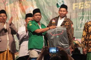 PC GP Ansor Gresik Bagikan Koper untuk Jamaah Umroh Ansor Jatim di Pasar Rakyat