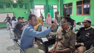 Laziznu Bagikan 10 Ribu Kacamata pada Guru Ngaji dan Santri