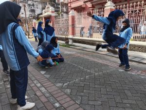 Ratusan Siswi SMP Mu’allimat NU Gresik Peringati Haornas dengan Lestarikan Permainan Tradisional