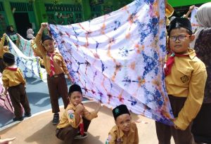 Peringati Hari Batik Nasional, Ratusan Siswa NU Bikin 150 Batik Icel