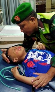 Anggota Kodim 0818 Malang Bantu Evakuasi Balita Pasca Ricuh Kanjuruhan