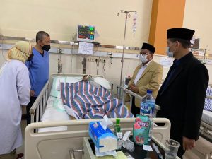 M. Mas’ud Said dan Rombongan MUI Menjenguk Korban Tragedi Kanjuruhan yang Dirawat di RSSA