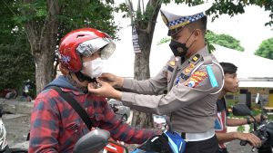Tekan Laka Lantas, Satlantas Polres Gresik Bagikan Helm SNI ke Pengendara