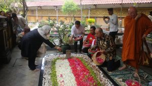 Ning Alissa Bersama Tokoh Lintas Agama Ziarah Makam Gus Dur