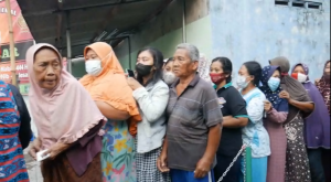 Maulid Nabi Muhammad Penuh Berkah, Ratusan Warga Nahdliyin Antre Terima Baju Baru dan Sayuran Gratis