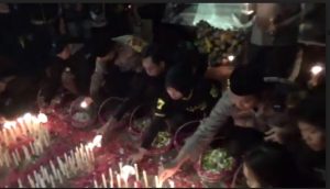 Ribuan Bonek dan Polri Ikuti Doa Bersama di Tugu Pahlawan untuk Korban Tragedi Kanjuruhan
