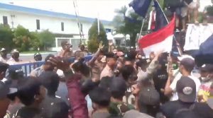 Tuntut Bagi Hasil Limbah Kembali Dikelola Desa, Warga Pandean Blokade Jalur Industri