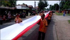 Ribuan Santri Kirab Bendera Merah Putih Sepanjang 3219 Meter