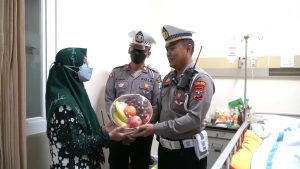 Bantu Ringankan Beban Korban Lakalantas, Satlantas Polres Gresik Berikan Paket Sembako