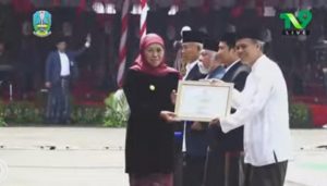 Peringati Hari Santri, Gubernur Jatim Serahkan Lencana Penghargaan Jer Basuki Mawa Beya