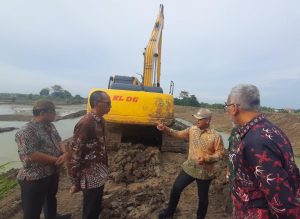 Tinjau Kembali Tanggul Anak Kali Lamong, Bupati Gresik Ingin Warganya Aman dari Banjir