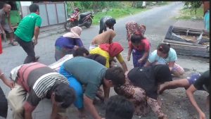 Sebar Uang Jadi Tradisi Menyambut Kelahiran Bayi