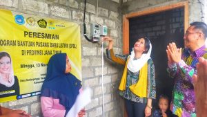 Anggota Komisi VII DPR RI Bersama Kementerian ESDM dan PLN Salurkan Program BPBL bagi 551 RT Tak Mampu di Lamongan