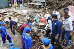 32 Rumah Hanyut Akibat Banjir Bandang di Banyuwangi, Gubernur Khofifah Serahkan Bantuan dan Akan Relokasi
