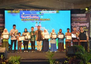 Serahkan Trophy Pemenang Lomba Menulis Surat Cinta, Bupati Gresik : Gerakan Literasi Bagian dari Menyumbang IQ Nasional