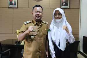 Sedih Tak Sempat Difoto Saat Penyerahan Trophy, Bupati dan Wabup Gresik Ajak Almira Foto di Ruang Kerjanya