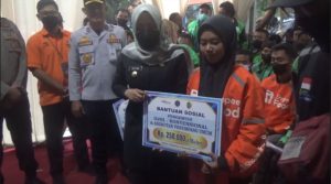Ratusan Pengemudi Ojol di Mojokerto Terima Bansos BBM Rp 500 Ribu