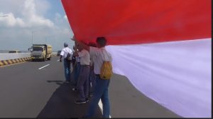 Rekor Muri, Bendera Merah Putih Sepanjang 3.219 Meter Terbentang di Jembatan Suramadu 