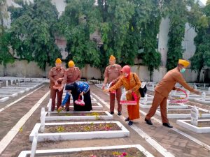 Merefleksi Perjuangan Pahlawan, Pemkab Bojonegoro Bersama Veteran Tabur Bunga di TMP