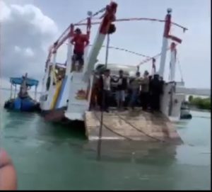 Diduga Over Kapasitas, Penumpang Kapal Tongkang dan 6 Motor Tercebur ke Laut