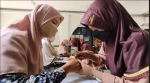 Bentuk Hormat, Siswa SMA Ta’miriyah Memotong Kuku Guru