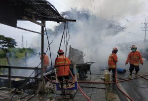 Kios Tambal Ban Terbakar Akibat Putung Rokok, Satu Orang Terluka
